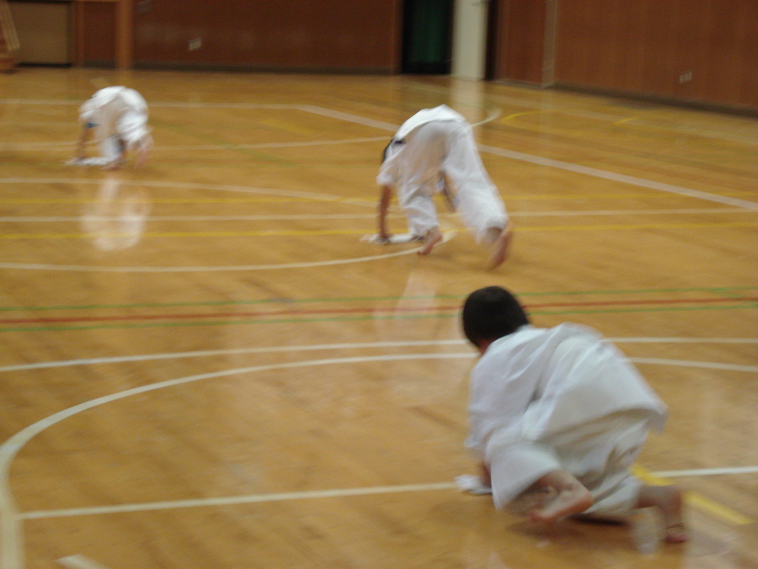 Ryushinkan students cleaning the Dojo
